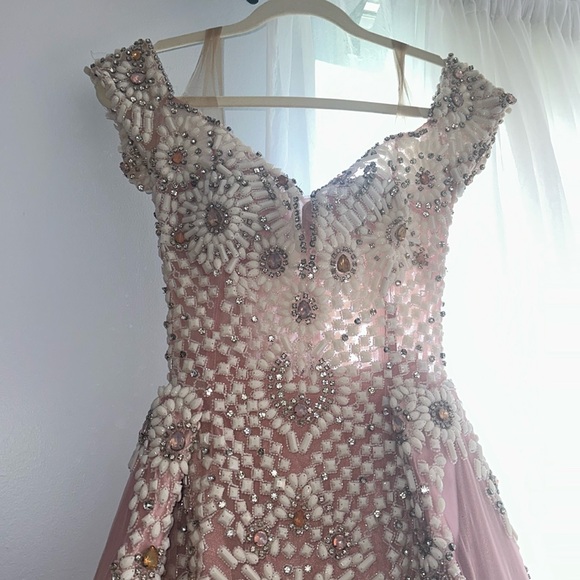 Beautiful custom made gown - Picture 1 of 4